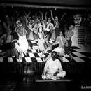 Маму Тхакур на фоне картины кафе «Санкиртана»